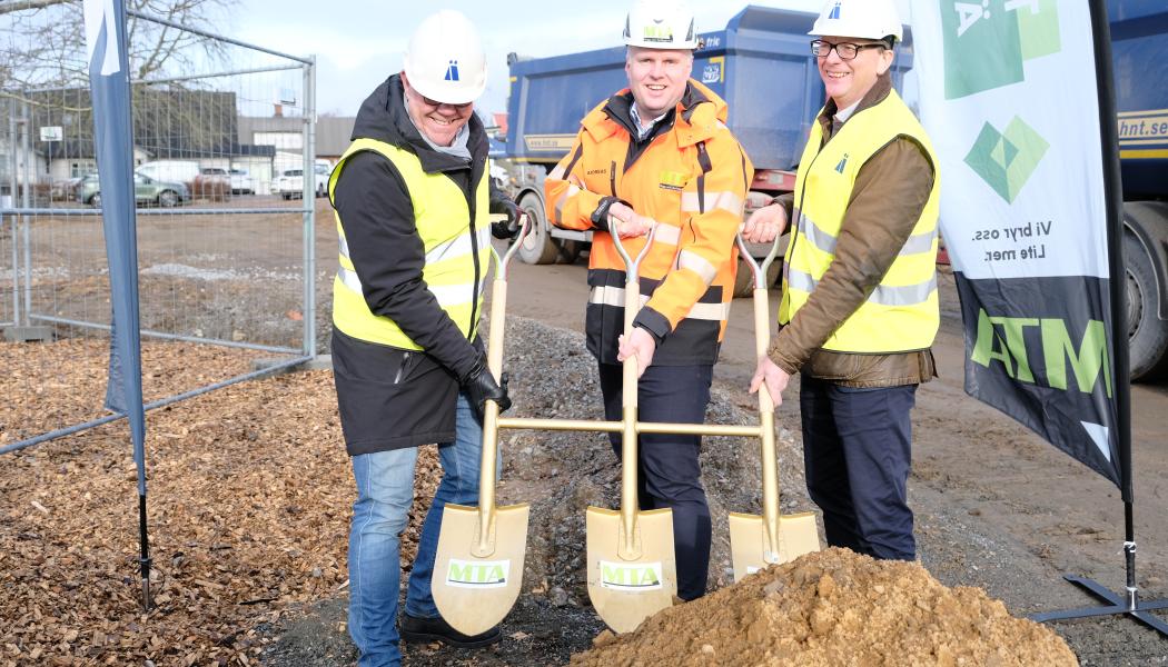 Bengt Jansson, styrelseordförande Ängelholmshem, Andreas Granberg, vd MTA Bygg och anläggning, samt Ola Carlsson tf kommunstyrelsen ordförande Ängelholm genomför första spadtag för kvarteret Lundvivan i Munka Ljungby. Foto: Caroline Benson