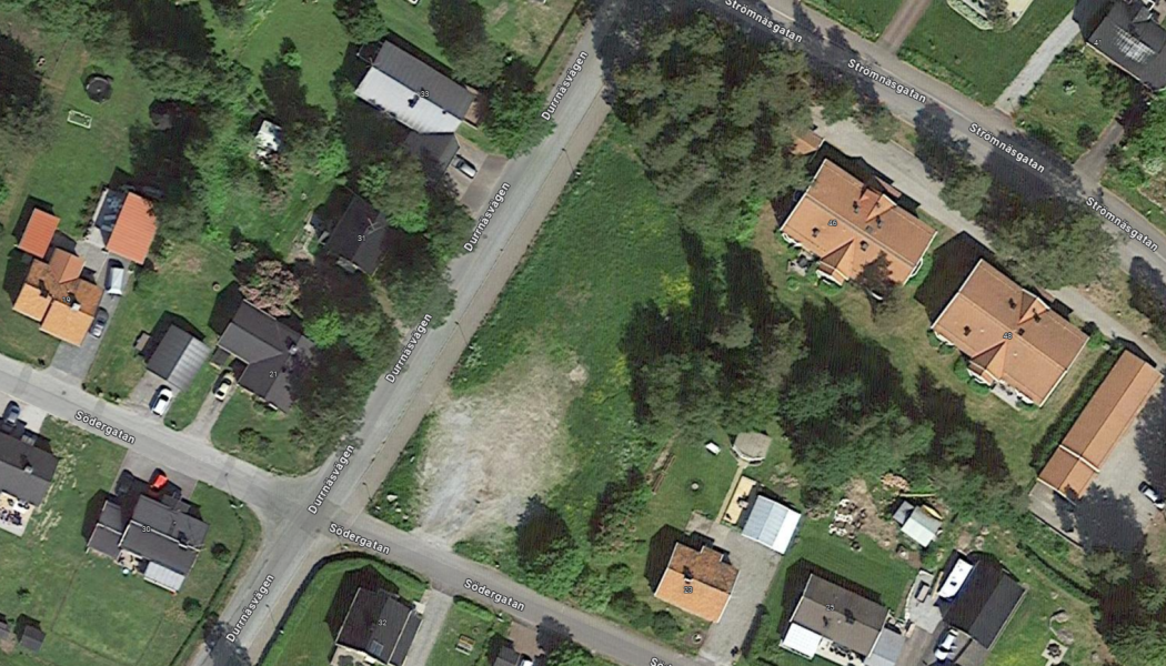 Ytan som bygglovsansökan handlar om ligger i korsningen Durrnäsvägen/Södergatan. Foto: Google maps