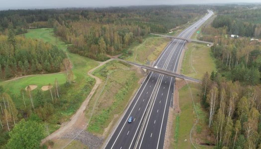 E4 genom Ljungby är invigd – vägen har nu ökad kapacitet, mötesseparering och en ny hastighetsgräns på 120 km/h. Foto: Trafikverket
