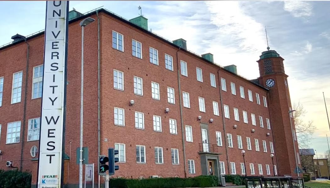 Efter att Barn- och Ungdomspsykiatrin och Mödravårdscentralen flyttat ut blir det nu studentlägenheter i A-huset vid torget. Om allt går enligt plan ska de vara färdiga för inflytt till vårterminen 2024. Foto: Eidar
