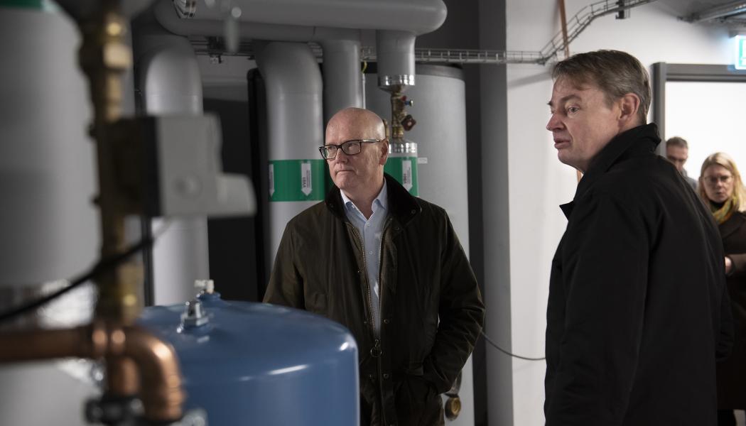 Thomas Östros, vicepresident i EIB, besökte SKB-kvarteret Skrönan i Nockeby, som finansierats av ett EIB-lån för energieffektiva bostäder. Till höger SKBs fastighetsutvecklingschef Johan Jarding. Foto: BaraBild