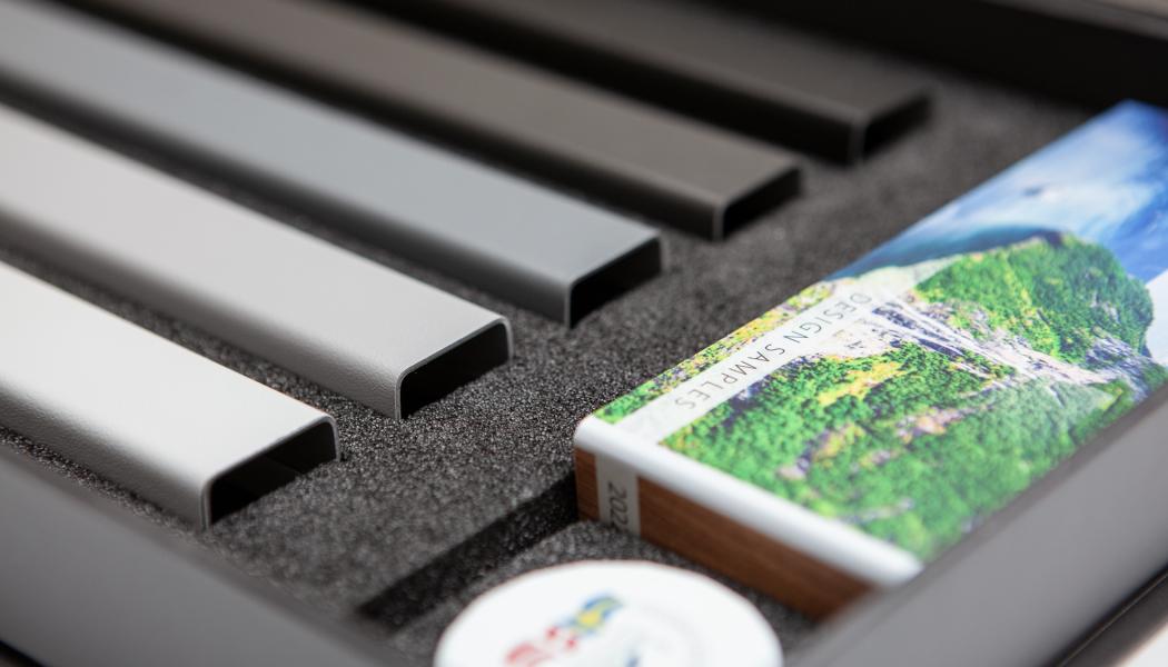 För en tid sedan lanserade Metalcolour en helt ny Outdoor-produkt – Dobel
Endure. Den finns i fem olika grå nyanser och folien är tillverkad av en biobaserad PVC
helt fri från ftalater. 