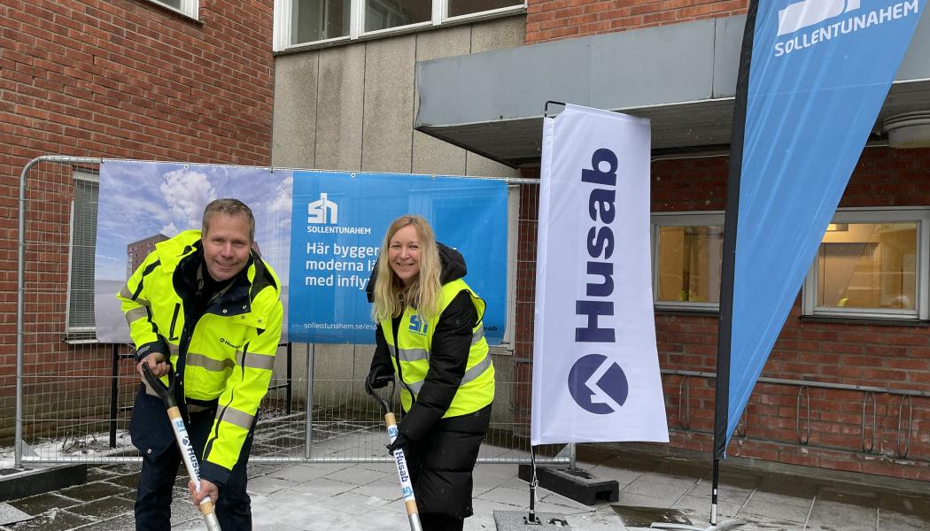 Husabs vd Johan Sjölander och Sollentunahems vd Anna Mellström tar ett första spadtag. Foto: Sollentunahem