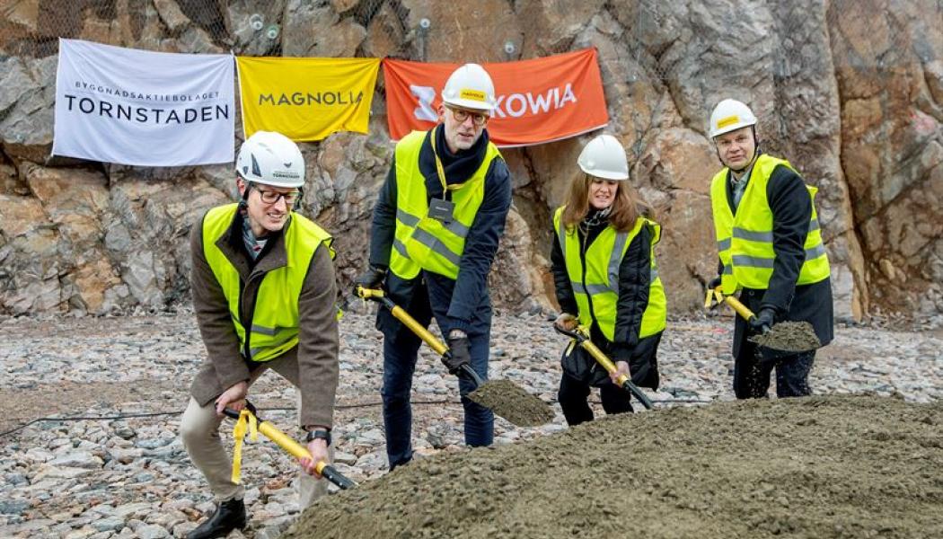 Från vänster: Staffan Waldenström, VD Tornstaden, Niklas Ohldin, Regionchef Väst Magnolia Bostad, Anna Jonsson, VD Wikowia och Ulf Olsson, kommunstyrelsens ordförande. Foto: Magnolia Bostad AB