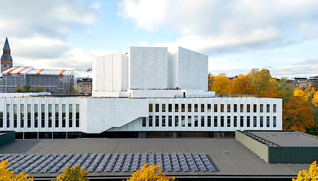 Denna minnesvård skyddade byggnad har behållit sitt ursprungliga utseende, men stora förändringar har genomförts för att förbättra tillgängligheten och skapa nya utrymmen för utställningar, caféer, restauranger och butiker. För att öka tillgängligheten har hissar och handikapplatser samt nya toaletter installerats. Foto: Helsingfors Stad, kredit Juha Kuva