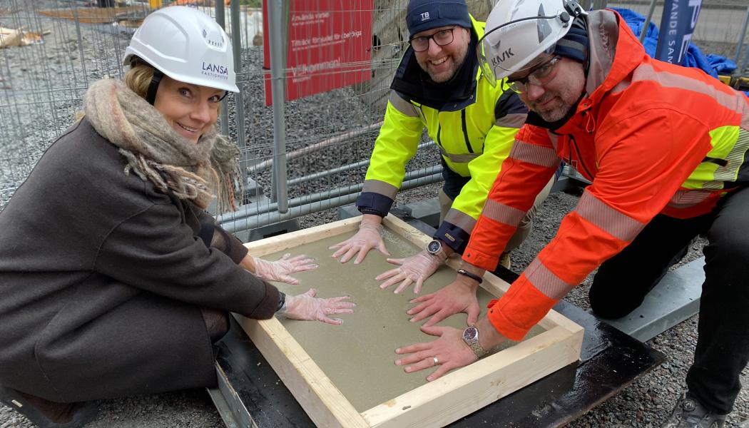Ulrika von Wachenfeldt, projektchef på Lansa Fastigheter, Lars Kylin, vd TB-Gruppen och Magnus Wendin, arbetsledare på Veidekke Foto: Lansa fastigheter