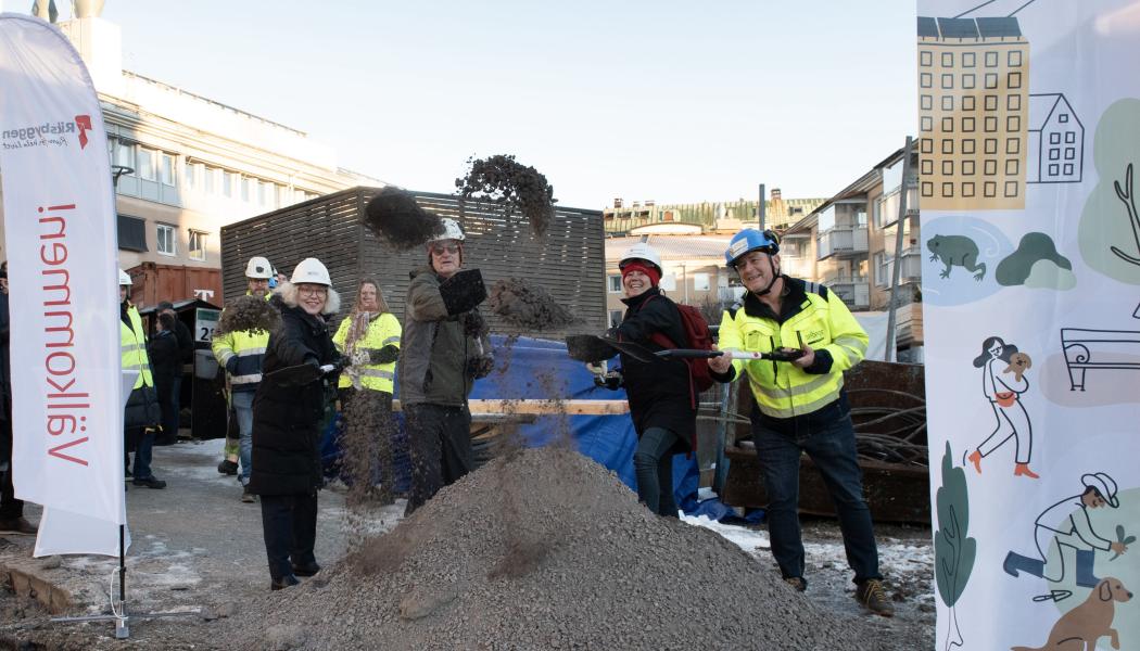 Från vänster:Janet Ågren, kommunalråd Umeå kommun, Assar Ernstsson som köpt en lägenhet, Johanna Frelin, vd på Riksbyggen samt Ulrik Wållberg, vd på Selbergs Bygg. Pressbild: Riksbyggen