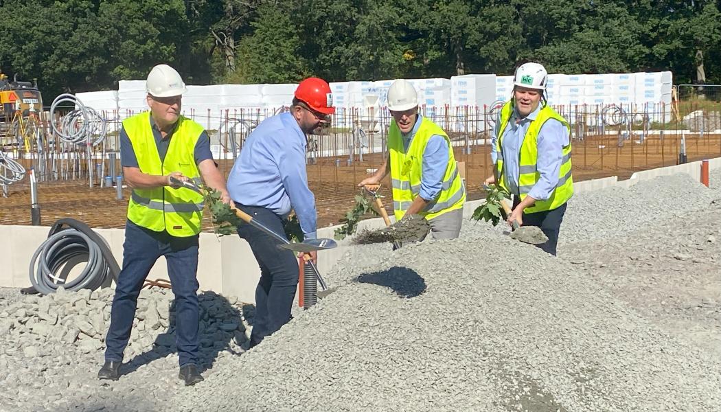 Från vänster: Från vänster: Jan-Erik Svensson, ledamot KHF Tingsbackens trygga hem, Per Ribacke, ordförande i föreningen, Magnus Laneborg, marknadsområdeschef Riksbyggen och Magnus Olsson, vd HIC Construction Foto: Riksbyggen