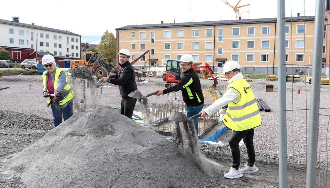 Från vänster: Ulla-Britt Karlsson - lägenhetsköpare, Lars Lundgren - marknadsområdeschef Riksbyggen Bostad, David Sundström - affärschef på Lindbäcks bygg och Birgitta Larsson (S) kommunalråd i Gällivare.
