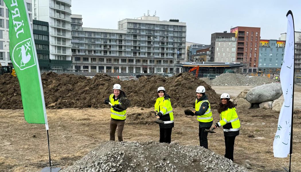 Anders Whass från Reliwe, Eva Ullberg från Järfälla kommun, Johan Proos från Reliwe och Emma Feldman från Järfälla kommun tar första spadtaget på kvarteret Barkarbyporten i Barkarbystaden. Foto: Consto