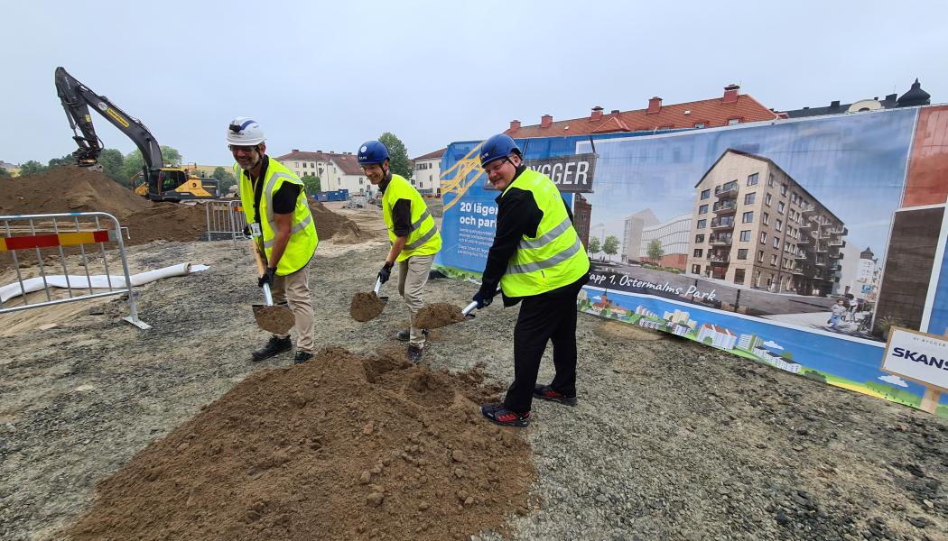 Anders Silverberg, projektchef Skanska, Patrik Jogby, projektledare ABK och Henrik Strand, vd ABK tar första spadtaget. Foto: ABK