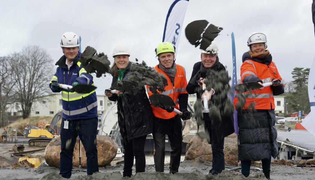 På plats vid spadtaget fanns representanter från Förbo, Nordr, T-Byggen Sverige AB, Härryda kommun samt blivande köpare och intressenter. Pressbild: Förbo