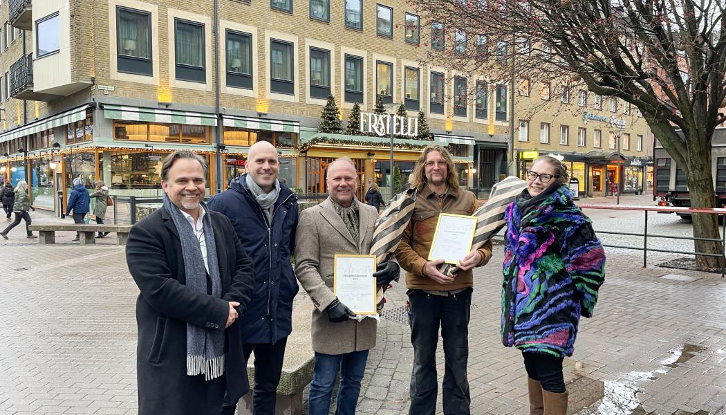 På bilden ser vi pristagarna och stadsbyggnadsnämndens presidium. Från vänster: Niklas Wikström (L), Anders Tallgren (S), Peter Persson, Anders Zika, och Carola Bolmstedt (C).