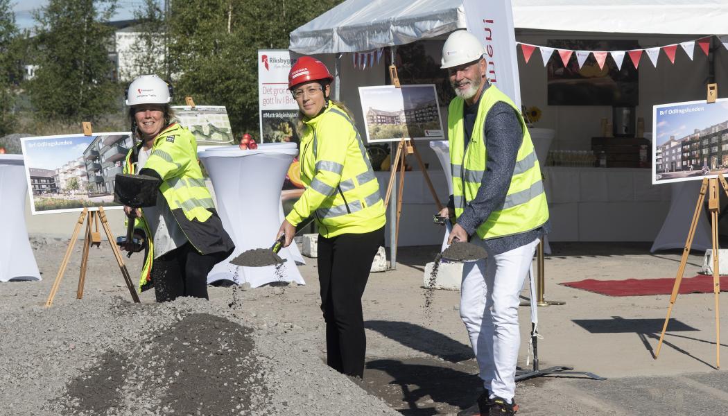 Byggstart för Riksbyggens första etapp i Bro Trädgårdsstad, på plats för att ta det första spadtaget var Fredrik Kjos (M), kommunstyrelsens ordförande i Upplands-Bro kommun, Johanna Frelin, vd på Riksbyggen och Malin Johansson, distriktschef Skanska. Foto: Sarah Toure