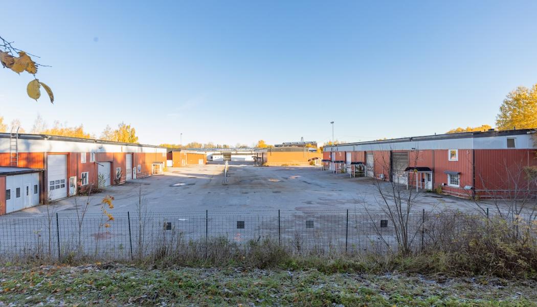 Fem byggnader kommer att tas bort. Vy mellan hus. Foto: Gästrike vatten