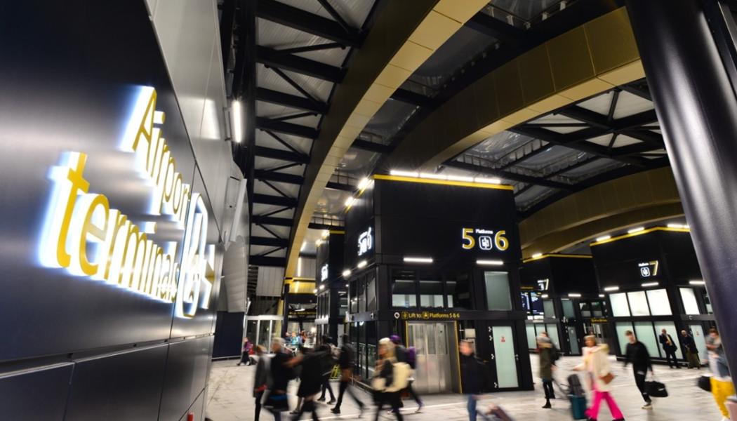 Mer plats för miljoner: De två terminalbyggnaderna möjliggör ett enkelriktat system för passagerare. De som reser till flygplatsterminalerna använder den nya terminalen, medan den äldre terminalen är till för de som lämnar flygplatsen. Foto: Network Rail