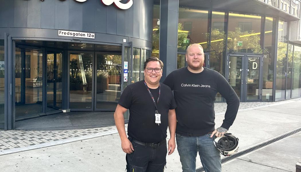 Mathias Persson, RT Bygg och Joel Axelsson, RSA-gruppen utanför Entré i Malmö centrum. Pressbild: RSA Gruppen