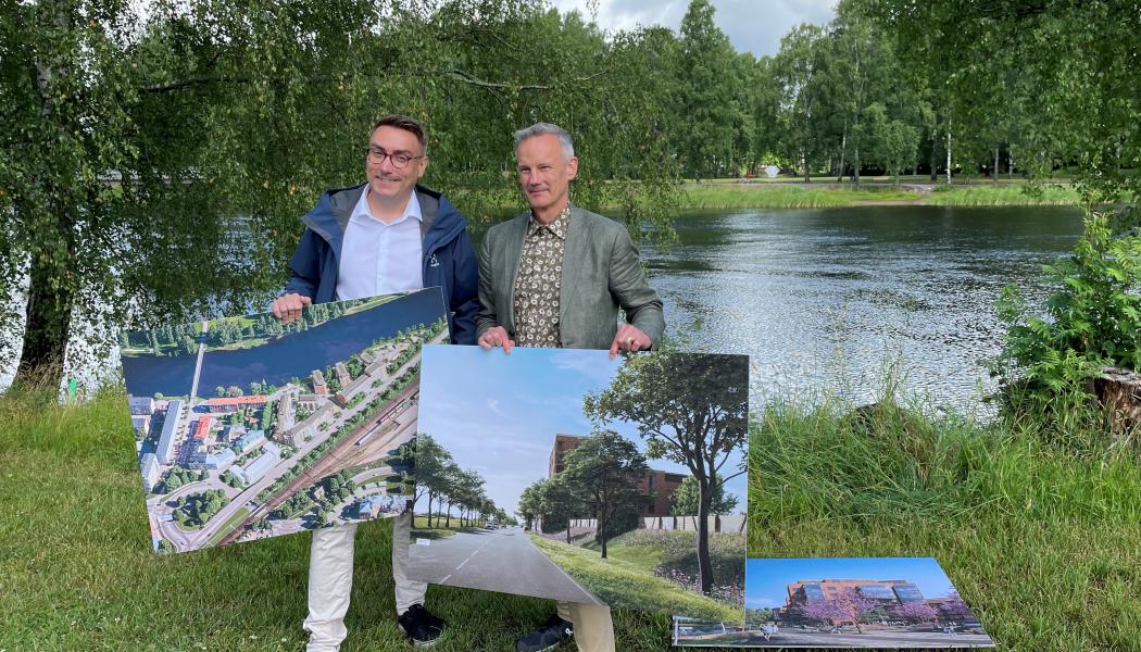 Stadsbyggnadsnämndens ordförande Erik Nilsson (KD) tillsammans med projektledaren Mikael Lundh. Skisserna på bilderna är framtagna av Afry.