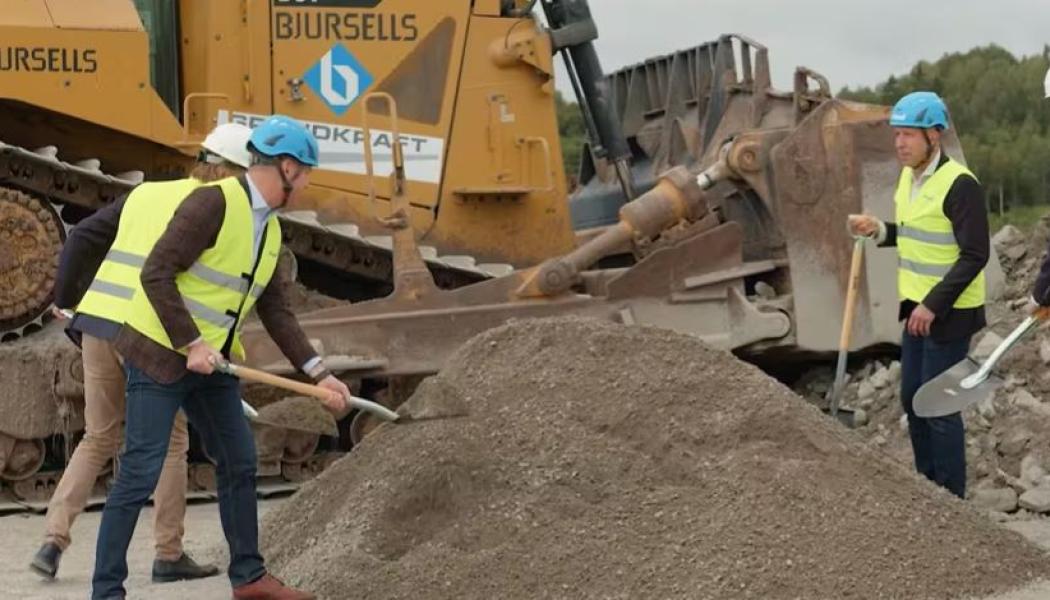 Första spadtaget med Daniel Johansson, logistikdirektör Ahlsell Sverige AB, Tommy Åstrand, vd för fastighetsägaren SLP – Swedish Logistic Property, Martin Häller, vice vd på Logistic Contractor som uppför den nya anläggningen och Magnus Andersson, kommunstyrelsens ordförande i Hallsberg.. Bild: Ahlsell