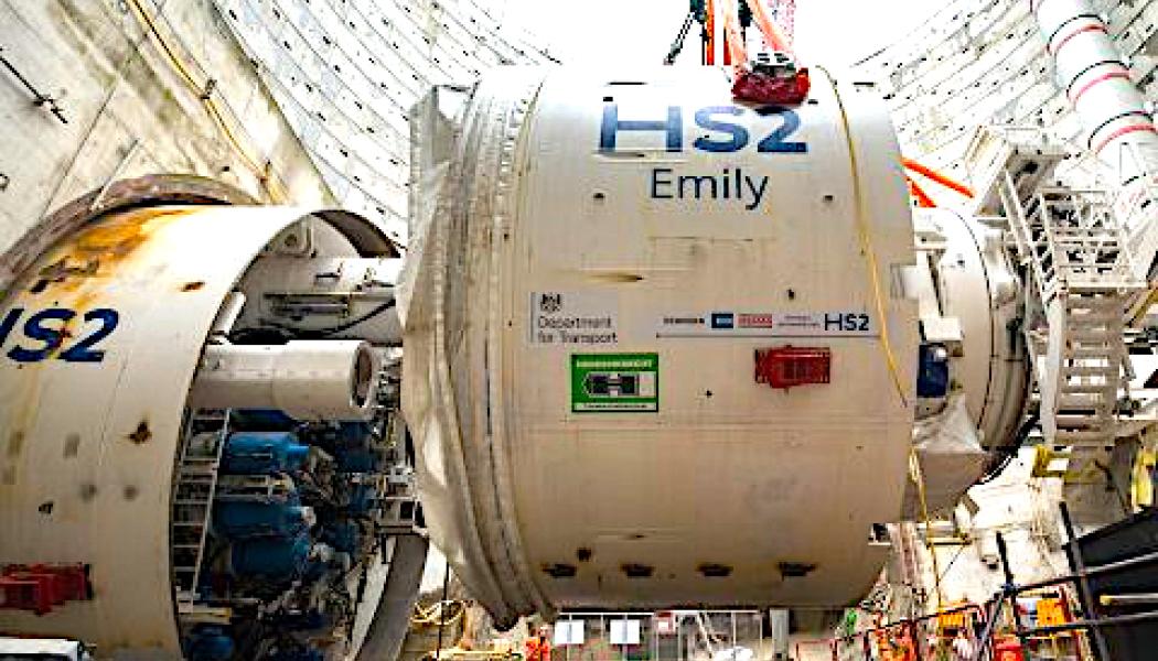 Flyttning av borrmaskinens mellansköld. HS2-teamet lyfter tunnelborrmaskinen Emily. Foto: HS2 mediacenter