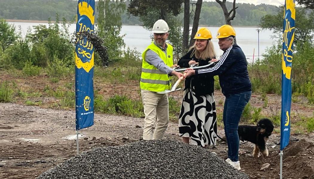 Här tas det invigande spadtaget av Per Morelius från HSB, köparen Christina Thuresson och Ellinor Caruth (M), vice ordförande i miljö- och samhällsbyggnadsnämnden. Pressbild: HSB Regionalt