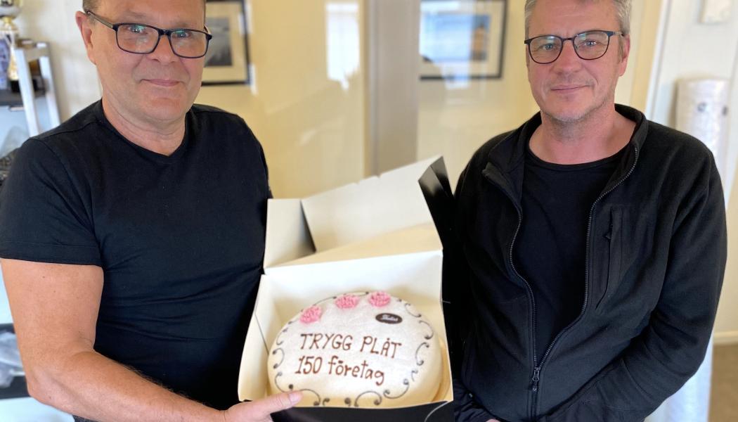 Husby takplåtslageri i Eskilstuna blev nyligen det 150:e företaget som blev auktoriserade enligt Trygg plåt. Micke Johansson och Lars Lundgren, hyllades med gratulationer och en tårta. Foto:  Plåt & Ventföretagen