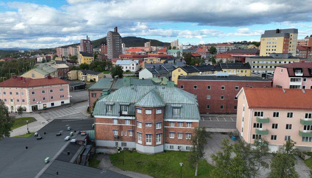 I mitten av bilden ses Kirunas gamla badhus som ska rivas. Foto: Tyréns
