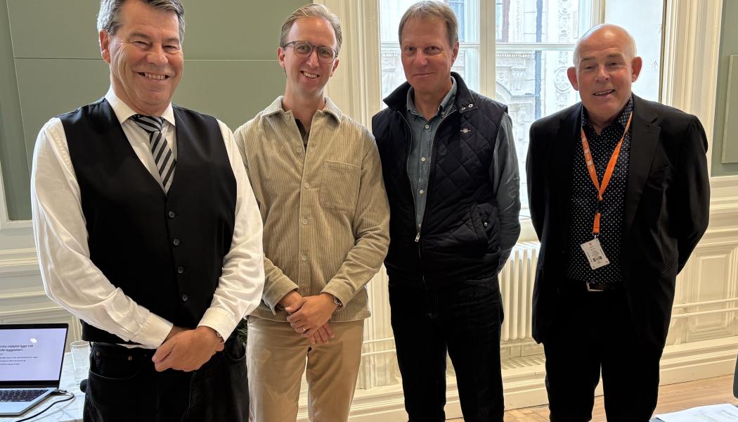 Från vänster: Stefan Lundberg, jurist och Gustaf Anselmsson, CEO på Gokind AB, Lennart Weiss, kommersiell direktör på Veidekke Sverige AB samt Conny Svensson, senior adviser på ID06 AB. Pressbild: ID06
