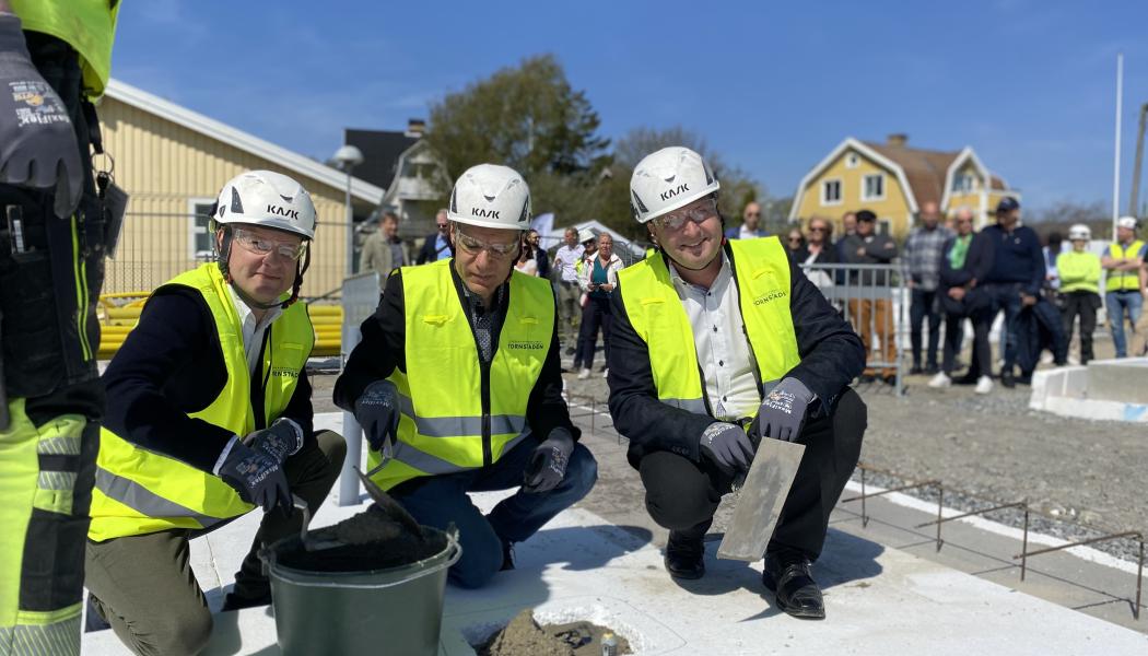 Första gjutning Björkdungen med Fredrik Lönn, Jan Utbult och Han Andreasson. Foto: Helena Hedlund