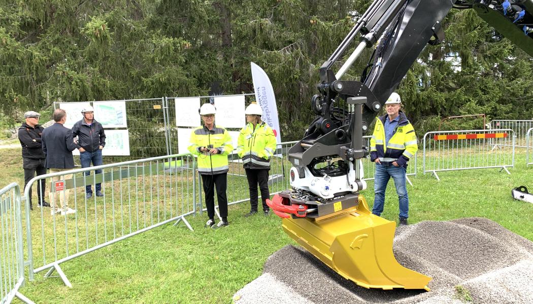 Det första spadtaget togs genom ett grävskopetag! Foto: Riksbyggen