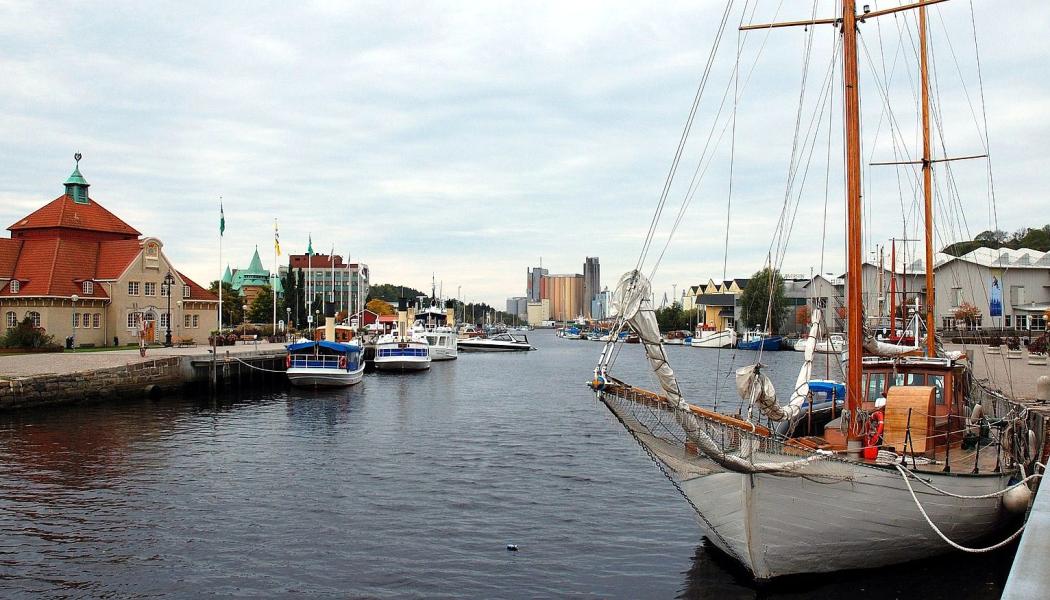 Inre hamnen i Uddevalla. Uddevalla Hamn satsar över 500 miljoner i flytt och utveckling av hamnen med målet att kunna hantera en och en halv miljon ton gods om året om tio år. Foto: Wikimedia Commons