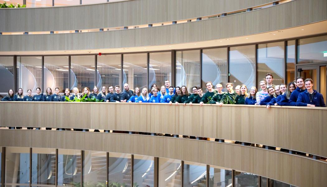 Studenterna bjöds på en rundtur i Forskaren, Stockholms nya centrum för life science. Foto: Joanna Messmer/Samhällsbyggarna