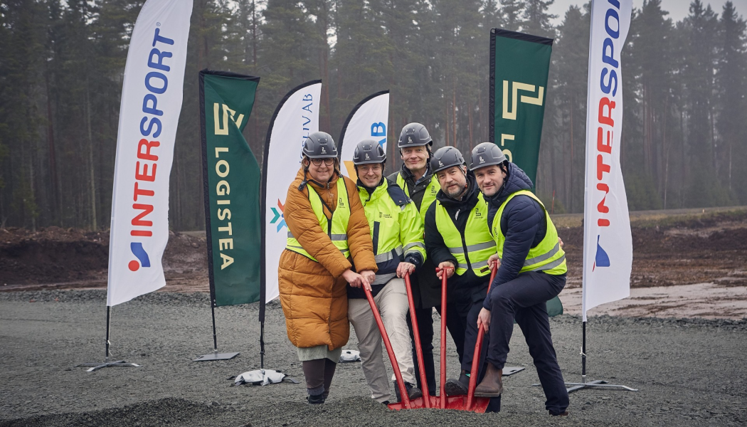 Nu är bygget av Intersports nya centrallager i gång! Vid skyffeln: kommunstyrelsens ordförande i Nässjö Sara Lindberg, Joel Spångby samhällsbyggnadschef i Nässjö kommun, Nässjö Näringslivs vd Claes Johansson, Logisteas fastighetschef Jonas Kennerhed och Intersports vd Pontus Pettersson. Foto: Nässjö näringsliv