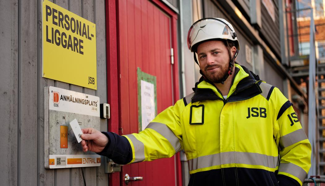 JSB medarbetare loggar in med ID06. Foto: JSB