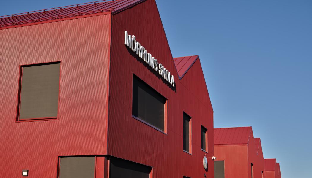Mörrum skola är nominerad till PLÅTPRISET 2023, ett pris som hyllar innovativa byggnader med metallfasader. Priset har uppmärksammat banbrytande arkitektur och fasadlösningar sedan 2011. Foto: Johan Sundell