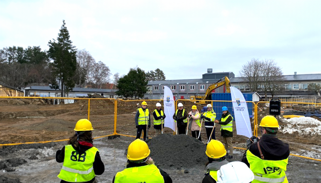 JSB Construction och Enköpings kommun markerar början av byggprocessen för den innovativa Lillsidanskolan. Foto: JSB