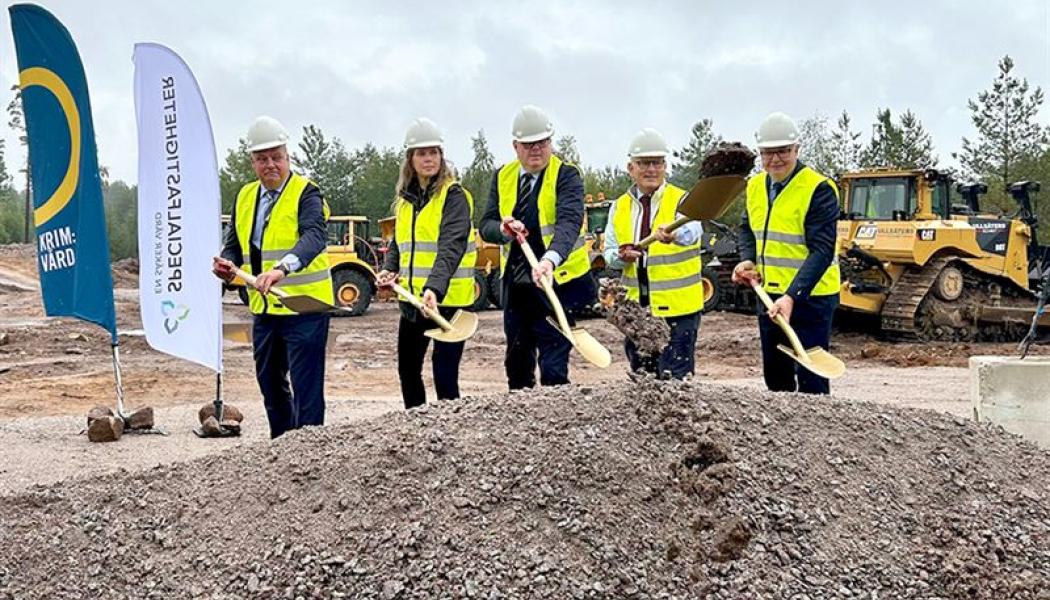 Från vänster: Kriminalvårdens generaldirektör Martin Holmgren, Specialfastigheters vd Alexandra Laurén, justitieminister Gunnar Strömmer, kommunstyrelsens ordförande i Kalmar Johan Persson och kriminalvårdschef Bengt Vestberg. Pressbild: Specialfastigheter Sverige AB