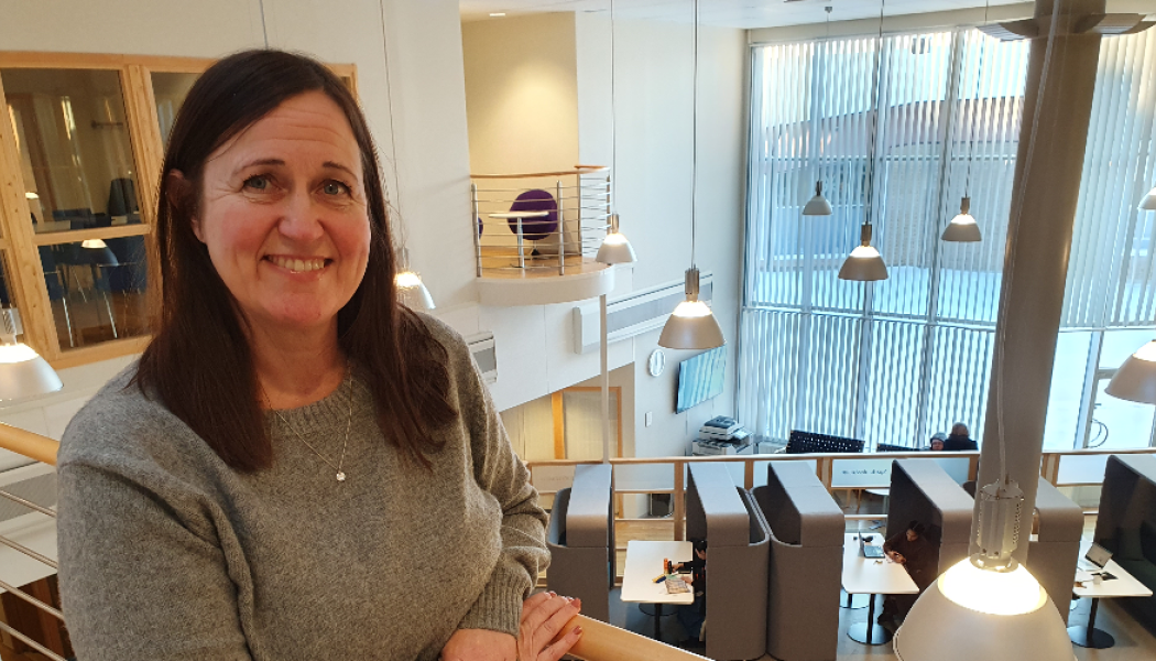 Karin Gebing, projektledare vid Vuxenutbildningen i Piteå kommun, berättar att merparten av de beviljade utbildningarna kommer att förläggas vid Lärcentrum. Foto: Kia Svensson