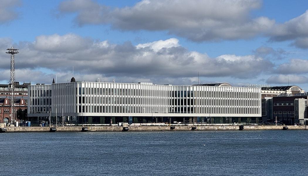 Trots att huset innehåller både kontor och hotell är stora delar av byggnaden öppna för allmänheten. På det nedersta planet finns publika foajéer, café och restauranger. På taket finns terrassytor och en bar med utsikt över hamninloppet och Finska viken. Foto: Wikipedia Common Lic, kredit: Vadelmavene