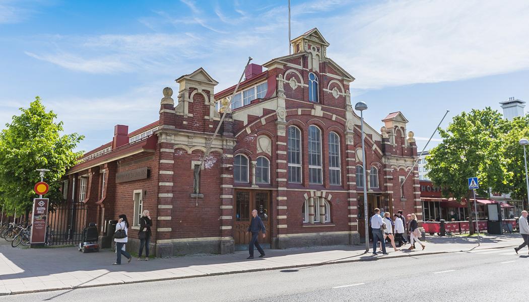 Åbos saluhall, som öppnade 1896, är byggd på en 40 till 50 meter tjockt lerskikt, liksom det intilliggande torget. Geologiprofessor Antti Ojala förklarar att marken under hallen har ett så kallat bergbrott, där berggrunden varierar kraftigt på korta avstånd. Detta påverkar markens stabilitet och bidrar till hallens sjunkande. Foto: Åbo Stad