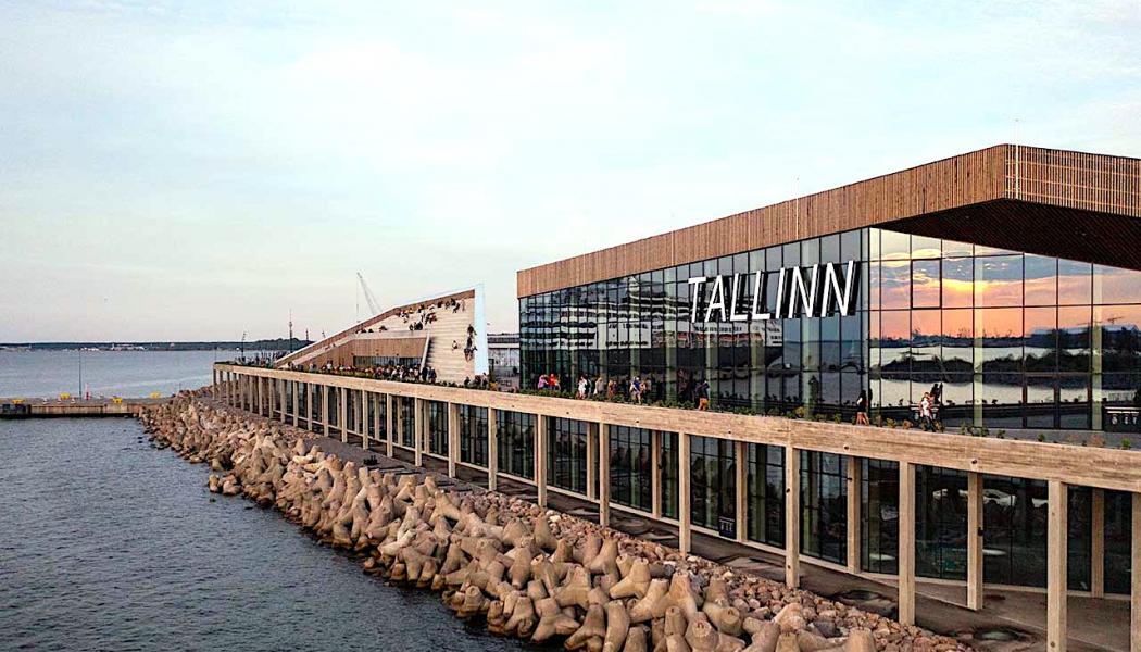 Tallinns nya kryssningsterminal med skal av kebony. Projektets stora omfattning gör att terminalen kan användas för evenemang, såsom konserter och konferenser, med plats för upp till 2 000 personer. Bild: Salto Architects