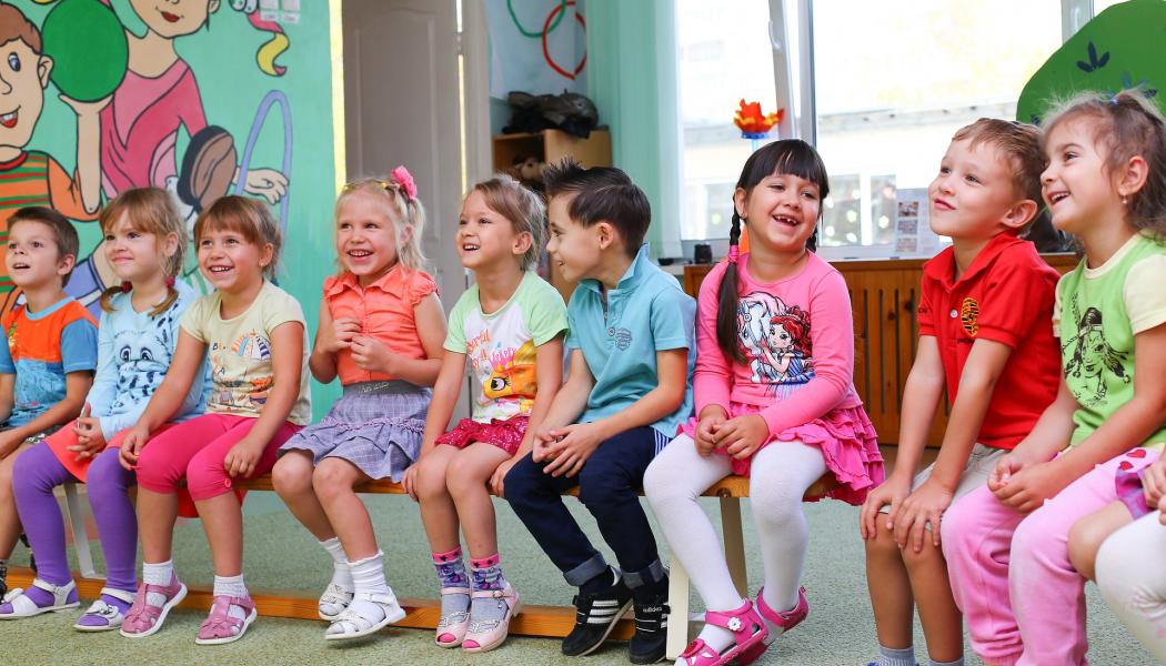 Foto: Tolmach från Pixabay

Forskning visar att elevernas prestationsförmåga minskar när det är mer än 22 grader i klassrummet. Inomhusklimatet i skolan är därför en viktig fråga som Svensk Ventilation kommer att jobba vidare med under hösten.

