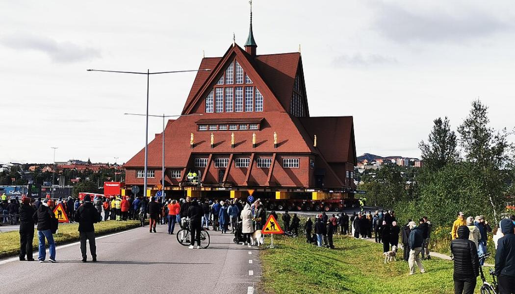 Flytt av Kiruna kyrka 2025. Foto: TorbjørnS/Wikimedia Commons / https://commons.wikimedia.org/wiki/File:Kiruna20250819-14-kirkeflytting.jpg?uselang=fr