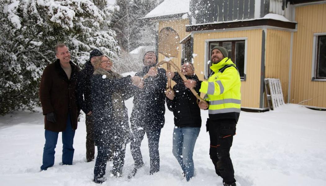 Från vänster i bild: Robin Berkhuizen (Emrahus), Marcus Hamlin (Lansen Omsorg), Elin Videfors (Emrahus), Magnus Nihlén (Emrahus), Nils-Eric Bülow (Lansen Omsorg), Andreas Elmgren (GA Carlsson & Son Entreprenad). Mikaela Bjarve