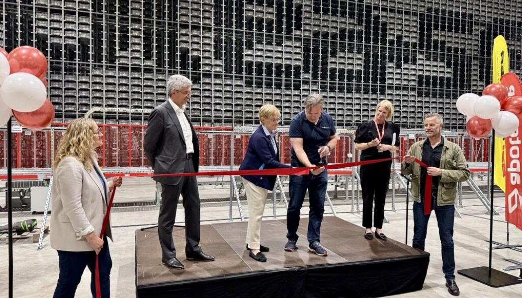 Banden klipps då nätapotekets nya ögautomatiserade lager i Varberg invigs. Foto: Apotea