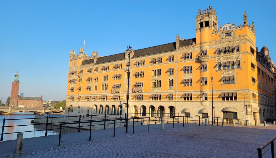 Rosenbad är inte bara en vacker byggnad, utan även en viktig del av Sveriges politiska liv. Fasaden präglas av jugendstilens mjuka former och ornament, vilket gjorde solskyddsinstallationen extra känslig. 