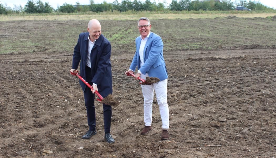 Det första spadtaget gjordes av CFO, Roeland Tjebbes och Vejle kommuns borgmästare Jens Ejner Christensen.