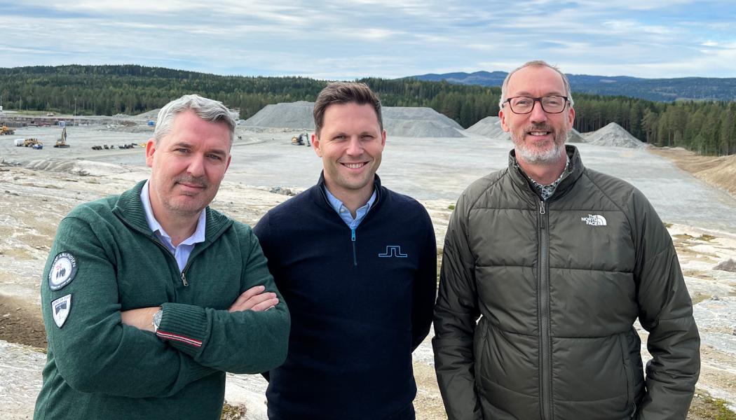 Espen Danielsen, landschef, Jonas Fløtre, affärsutvecklare och Thomas Hammer Tveit, projektchef på den aktuella tomten  i Gardermoen. Foto: Wästbygg