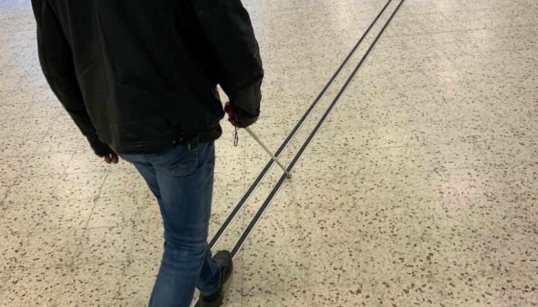 Tanken är att personen ska använda sin teknikkäpp och följa ledstråket till målpunkten. Foto: Johan Winder