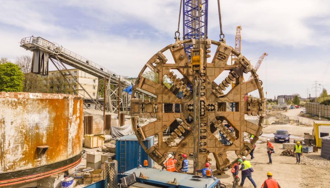 TBM Katarzyna, som för närvarande arbetar sig igenom en av de mest tekniskt utmanande sektionerna av projektet, är ett av flera viktiga steg mot färdigställandet av det omfattande tunnelprojektet som planeras vara klart för provkörningar och godkännande senast i juni 2026. Foto: PKP Polskie Linie Kolejowe SA, kredit: Ibrylowsky
